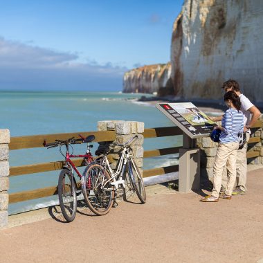 Couple à vélo devant la côte d'Albâtre