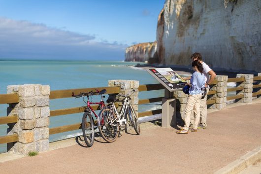 Couple à vélo devant la côte d'Albâtre