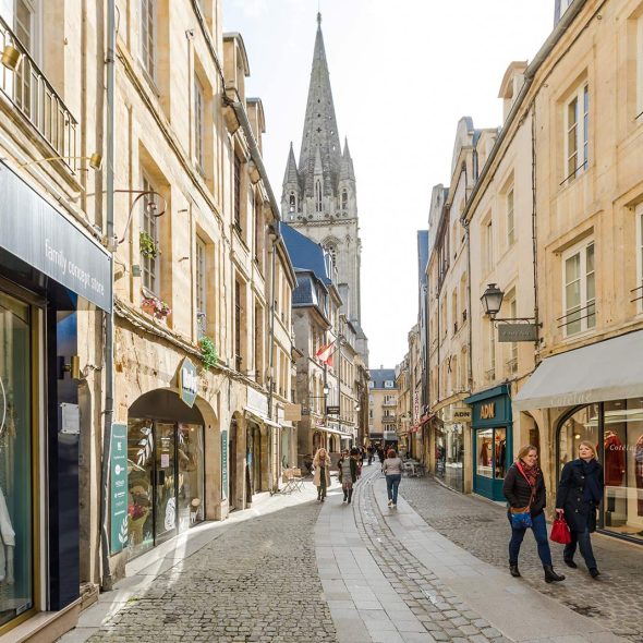 Rue commerçante à Caen
