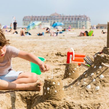 Enfant et chateau de sable sur la plage de Deauville
