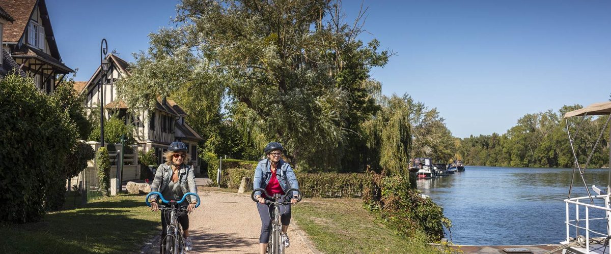 Itinéraire Seine à vélo avec cyclistes au bord de la Seine