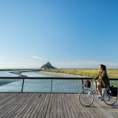 Cycliste au Mont-Saint-Michel