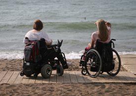 Femmes en fauteuil roulant observant la mer