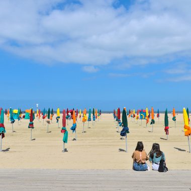 Amis devant la plage et les parasols à Deauville