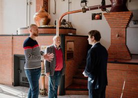 Dans la distillerie