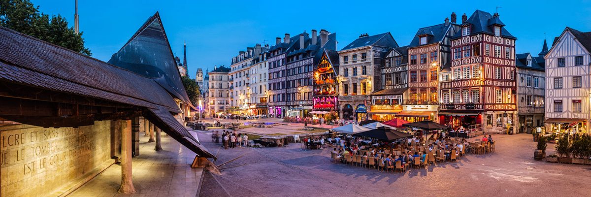Rouen - Terrasses de café et bar sur la Place du vieux marché la nuit