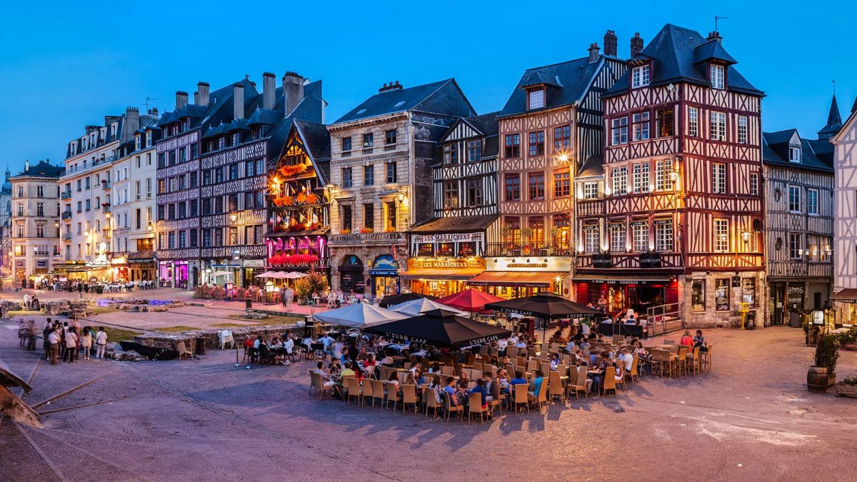 Rouen - Terrasses de café et bar sur la Place du vieux marché la nuit