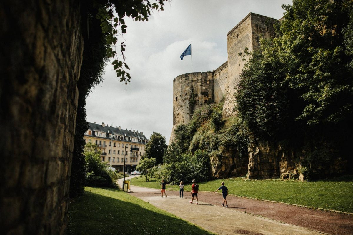 Ai piedi del castello di Caen